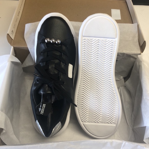 Super comfy leather sneakers in black match any occasions, Limited sizes - Picture 4 of 6